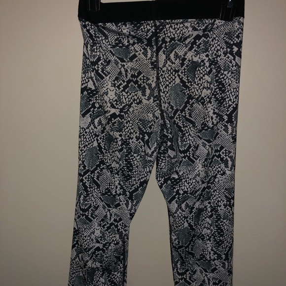 NIKE PRO CROPPED SNAKE SKIN LEGGINGS - Picture 2 of 5